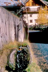 Névache - Le Cros - Fontaine et maison traditionnelle