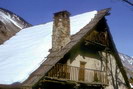 Névache - Ville Haute - Maison traditionnelle - Beau toit de bardeaux avec avancée protégeant le balcon 