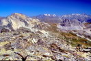 Vallée Étroite - Valle Stretta - Le cirque ouest dominé par le Mont Thabor (3178 m) et le Grand Séru (2888 m) - Au fond, le Mont Blanc et la Vanoise