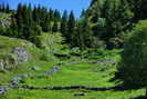 L'Alpe du Pin - Anciennes cabanes et murets