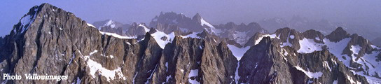 De gauche à droite : Barre des Écrins - Barre Noire - Barre Blanche - En arrière plan : Le Râteau et la Meije - Les Aiguilles d'Arves - Pic de Neige Cordier