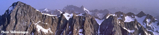 De gauche  droite : Barre des crins - Barre Noire - Barre Blanche - En arrire plan : Le Rteau et la Meije - Les Aiguilles d'Arves - Pic de Neige Cordier