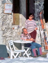 Ailefroide - Christiane et André Buisson devant leur buvette