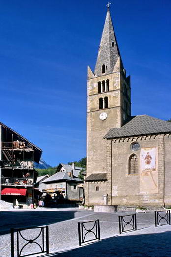 Vallouise - Place de l'�glise en 2006