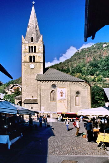 Vallouise - Place de l'�glise en 2006 - March� de septembre