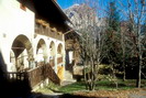 Puy-Saint-Vincent - les Pr�s - Maison traditionnelle � arcades