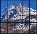 Pelvoux - Réflexion du Mont Pelvoux sur les vitres du centre du CAF au Sarret