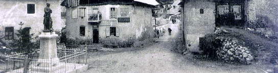 Vallouise - Place de l'Église - Le monument aux morts au centre de la place vers 1930