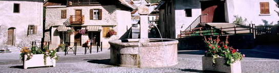 Vallouise - Place de l'Église - La fontaine au centre de la place en 2006