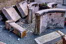 Vallouise - Place de l'Église - Les travaux durant l'automne 2005 - La fontaine en pièces détachées avec tous les éclats de pierre