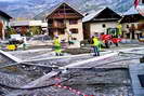 Vallouise - Place de l'Église - Les travaux durant l'automne 2005 - Pose des pavés