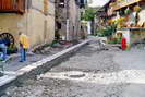 Vallouise - Place de l'Église - Les travaux durant l'automne 2005 - Pose des pavés