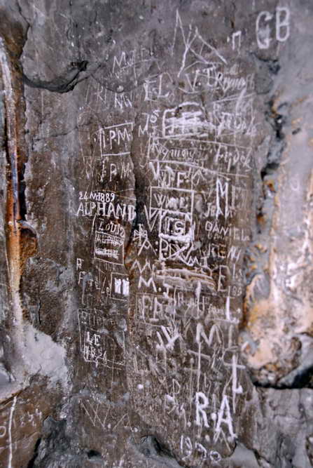 Vallouise - Clocher de l'glise - Signatures diverses