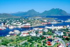 Ballstad - Port - Au fond, au-delà de Ballstadøy et du Buksnesfjorden, Guratinden (581 m) et Breidtinden (501 m)