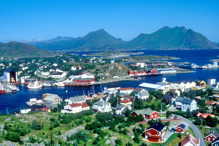 Ballstad - Port - Au fond, au-del de Ballstady et du Buksnesfjorden, Guratinden (581 m) et Breidtinden (501 m)