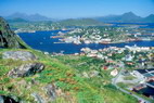 Ballstad - Ballstadøy - Au fond à droite, Himmeltindan (931 m) - Au fond à gauche, au-delà du Buksnesfjorden, Guratinden (581 m)