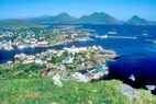 Ballstad - Ballstadøy - Au fond, au-delà du Buksnesfjorden, Guratinden (581 m) et Breidtinden (501 m)