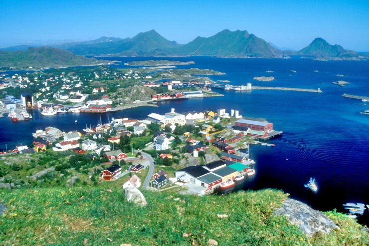 Ballstad - Ballstady - Au fond, au-del du Buksnesfjorden, Guratinden (581 m) et Breidtinden (501 m)