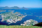 Ballstad - Ballstadøy - Au fond, au-delà du Buksnesfjorden, Guratinden (581 m) et Breidtinden (501 m)