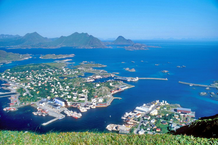 Ballstad - Ballstady - Au fond, au-del du Buksnesfjorden, Guratinden (581 m) et Breidtinden (501 m)