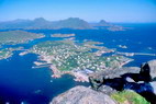 Ballstad - Ballstadøy - Au fond, au-delà du Buksnesfjorden, Guratinden (581 m) et Breidtinden (501 m)
