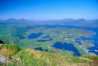 Ballstad - Panorama du Munkan vers le nord-est - Sjvatnet et Storvatnet - Au fond  gauche, au-del de Gravdal et Leknes, Himmeltindan (931 m) - Au fond  droite, au-del du Buksnesfjorden, Justadtinden (738 m)