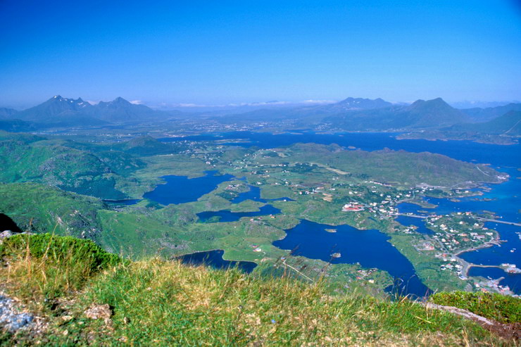 Ballstad - Panorama du Munkan vers le nord-est - Sjvatnet et Storvatnet - Au fond  gauche, au-del de Gravdal et Leknes, Himmeltindan (931 m) - Au fond  droite, au-del du Buksnesfjorden, Justadtinden (738 m)