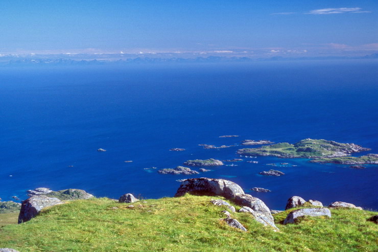 Ballstad - Panorama du Munkan vers le sud et le continent - Vestfjord