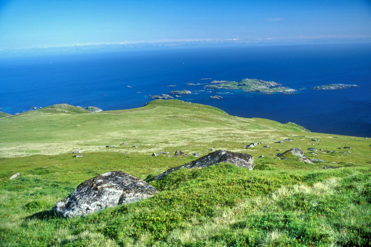 Ballstad - Panorama du Munkan vers le sud et le continent - Vestfjord