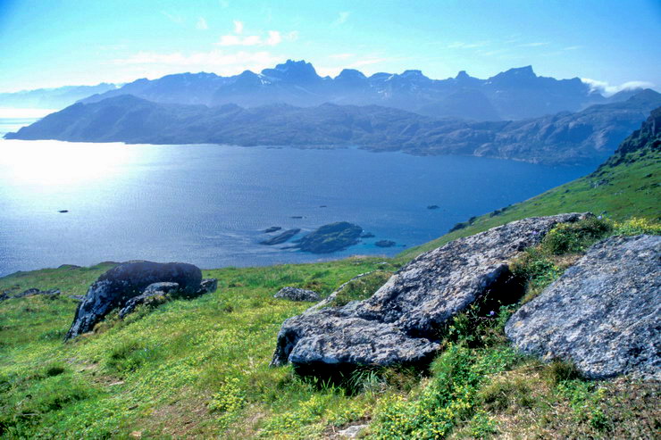 Ballstad - Panorama du Munkan vers le sud-est - Au fond, Flakstady - Du Stortinden (866 m) au Sterjntinden (934 m)