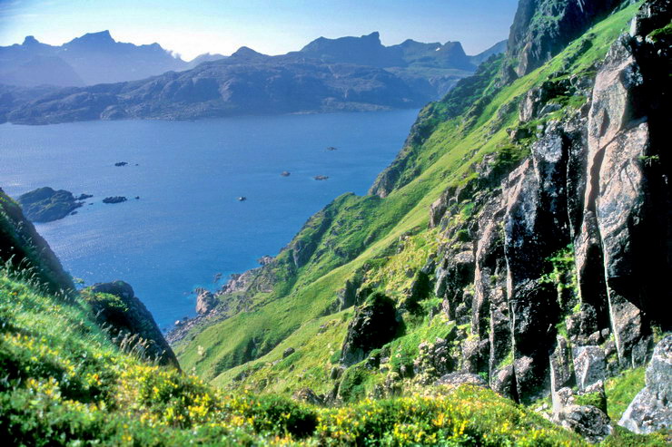 Ballstad - Flakstady -  gauche, Stortinden (866 m) -  droite, Blekktinden 652 m)