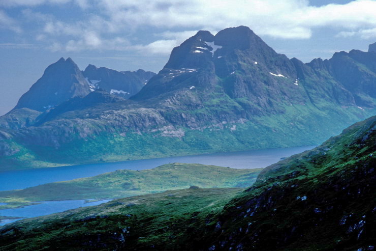 Fredvang - Narvtinden (688 m) au del du Selfjorden