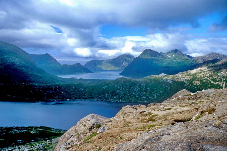 Nusfjord - Storvatnet et,  l'arrre plan, Flakstadpollen depuis Svadet (257 m)