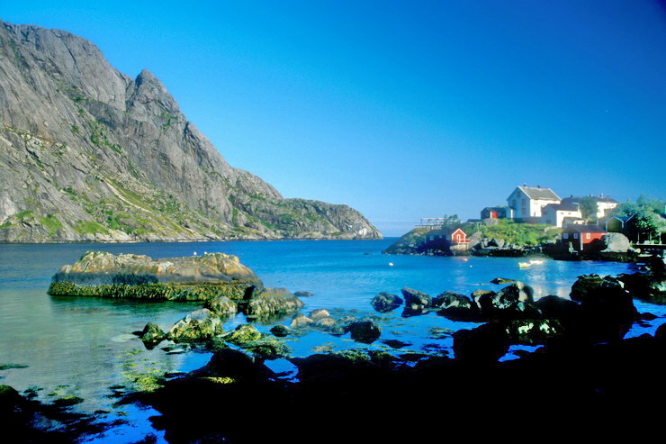 Nusfjord - Nesheia (425 m),  droite - Maison de propritaire