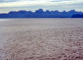 Les les Lofoten apparassent comme un mur de montagnes vues du Vestfjord