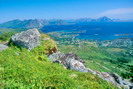 Vestvågøy - Stamsund - Helle Svarholt et Hellvika - Au fond, le Vågakallen (943 m) sur l'île d'Austvågøy