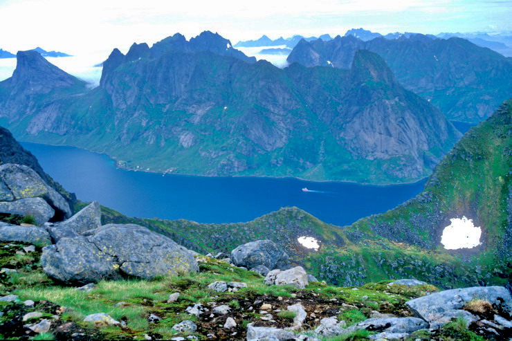 Srvgen - Kjerkfjorden - Rostad - Rostadtinden (767 m) vus depuis le Munkan (775 m)