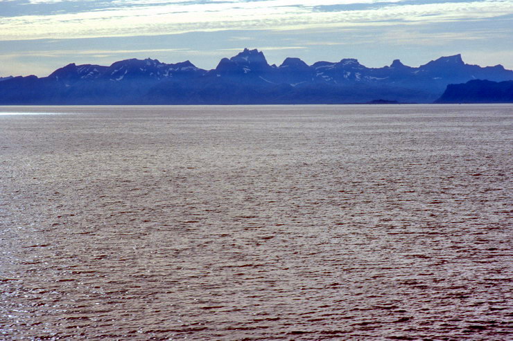 Stamsund - Le mur de montagnes des Lofoten dominant le Vestfjorden