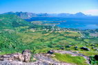 Stamsund - Helle Svarholt et Hellvika - Au fond, le Vgakallen (943 m) sur l'le d'Austvgy