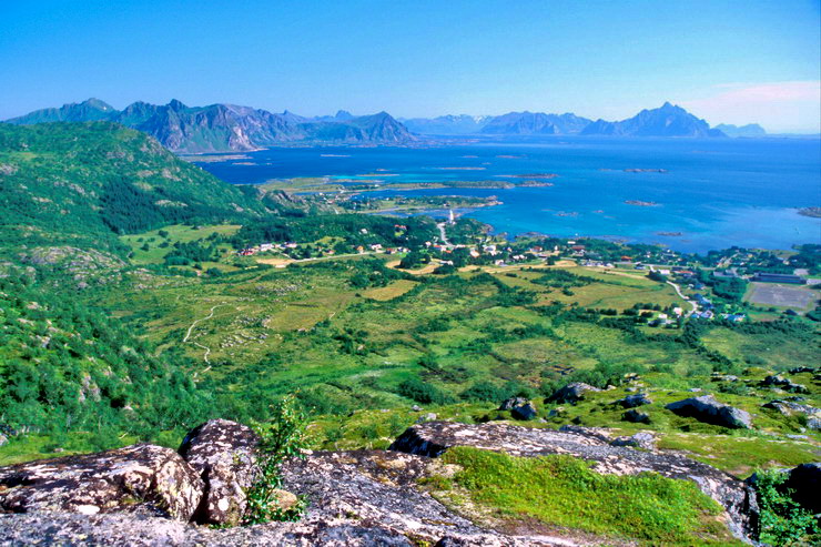 Stamsund - Helle Svarholt et Hellvika - Au fond, le Vgakallen (943 m) sur l'le d'Austvgy