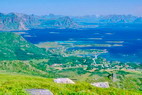 Stamsund - Helle Svarholt et Hellvika - Débouché du Henningsværerstraumen - Au fond,  l'île d'Austvågøy