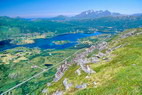 Stamsund - Depuis le sommet du Nubban - Storfjorden - Au fond, Himmeltindan (931 m)