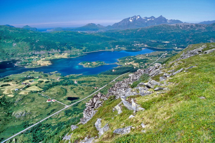 Stamsund - Depuis le sommet du Nubban - Storfjorden - Au fond, Himmeltindan (931 m)