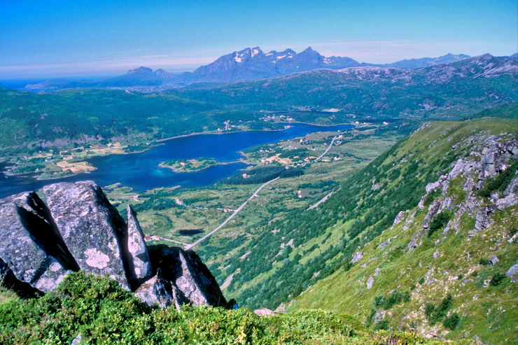 Stamsund - Depuis le sommet du Nubban - Storfjorden - Au fond, Himmeltindan (931 m)