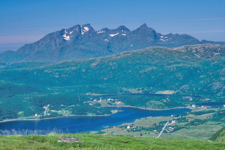 Stamsund - Depuis le sommet du Nubban - Storfjorden - Au fond, Himmeltindan (931 m)