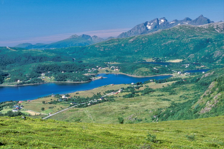 Stamsund - Depuis le sommet du Nubban - Storfjorden - Au fond, Himmeltindan (931 m)