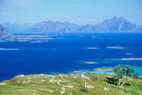 Stamsund - Depuis Nordheia - Skifjorden - Dbouch du Henningsvrerstraumen - Au fond, le Vgakallen (943 m) sur l'le d'Austvgy