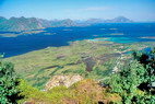 Stamsund - Depuis Nordheia - Skifjorden - Dbouch du Henningsvrerstraumen - Au fond, le Vgakallen (943 m) sur l'le d'Austvgy