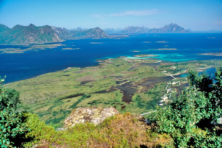 Stamsund - Depuis Nordheia - Skifjorden - Dbouch du Henningsvrerstraumen - Au fond, le Vgakallen (943 m) sur l'le d'Austvgy