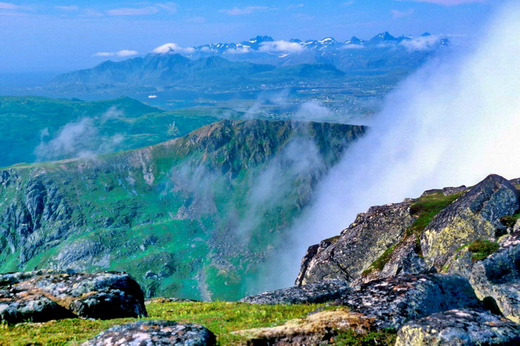 Stamsund - Monte au Justadtinden - Vers le sud-ouest - Buksnesfjorden - Gravdal et Leknes,  droite